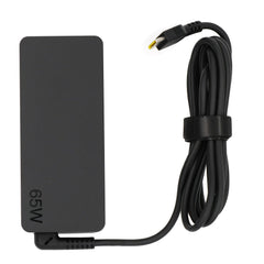 Lenovo cargador conectado a portátil ThinkPad mostrando uso cotidiano