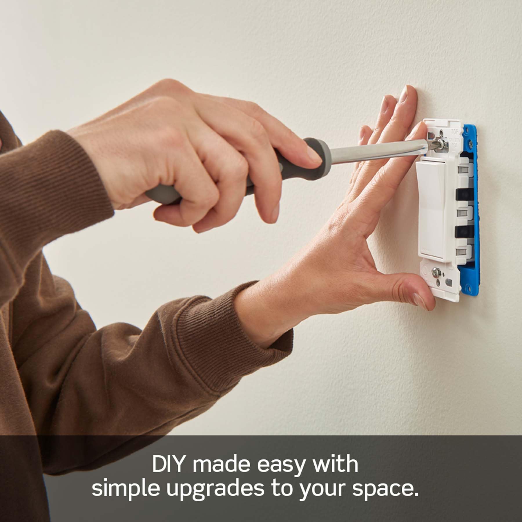 Leviton interruptor junto a una placa para ver escala y compatibilidad Decora