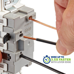 Leviton primer plano de palancas codificadas por color facilitando el cableado rápido