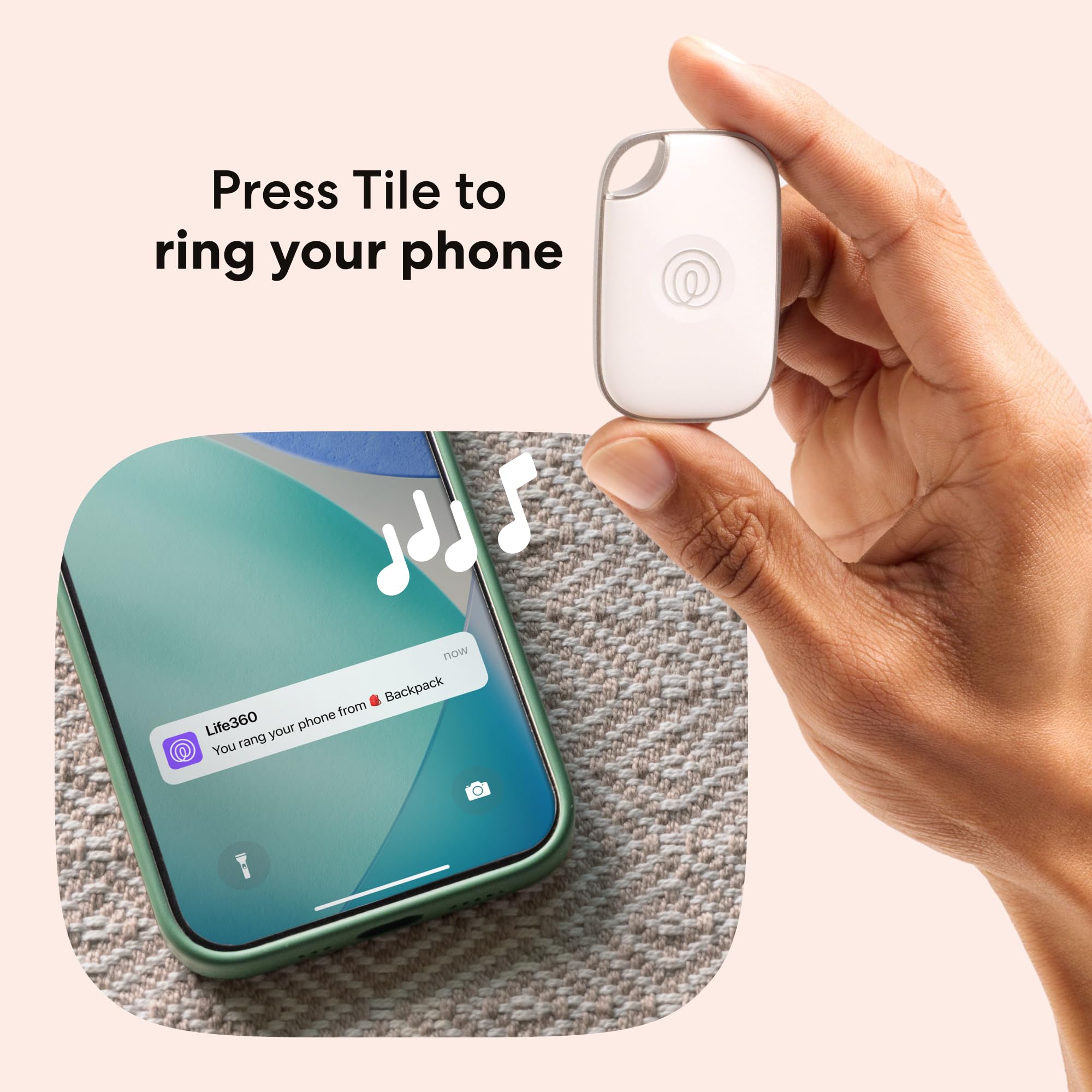Life360 Tile Pro dentro de un bolso demostrando búsqueda en objetos personales