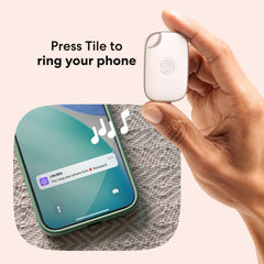 Life360 Tile Pro dentro de un bolso demostrando búsqueda en objetos personales