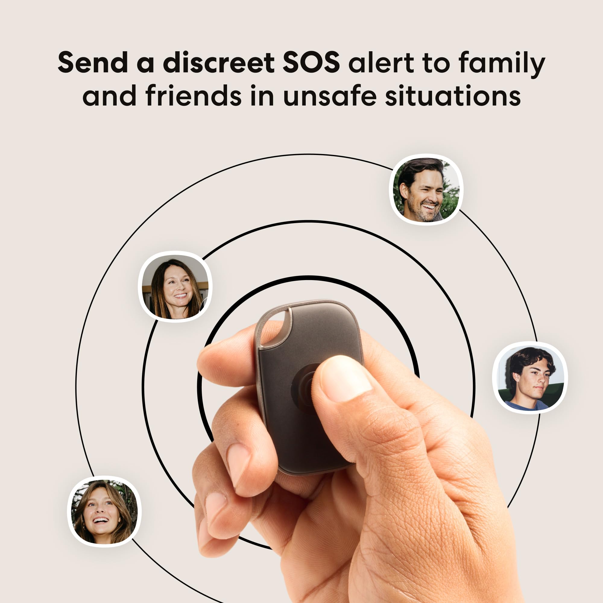 Life360 Tile Pro comparación de tamaño junto a monedas para referencia de escala