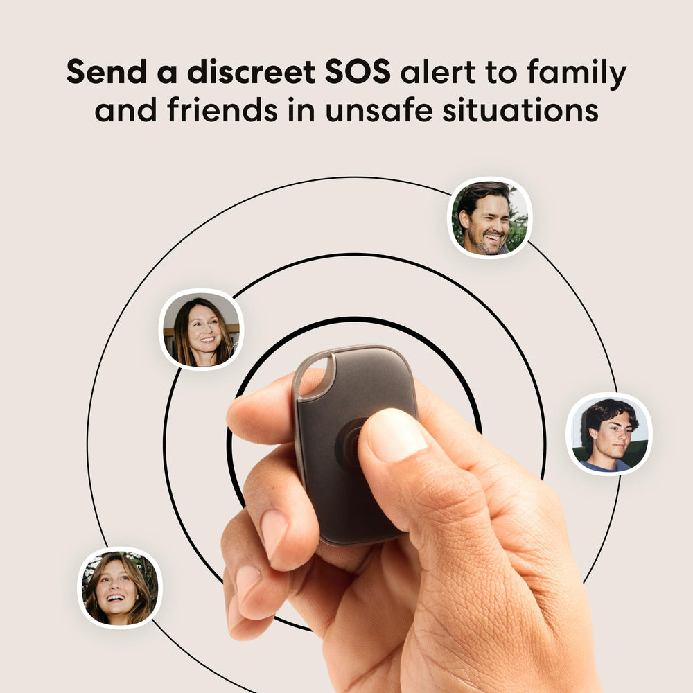 Life360 Tile Pro comparación de tamaño junto a monedas para referencia de escala
