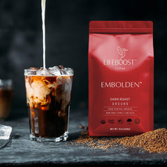 LIFEBOOST taza servida demostrando color intenso y cuerpo robusto