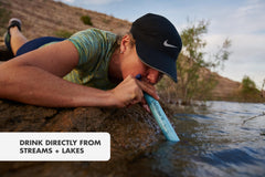 LifeStraw en uso junto a un lago, agua más segura al instante