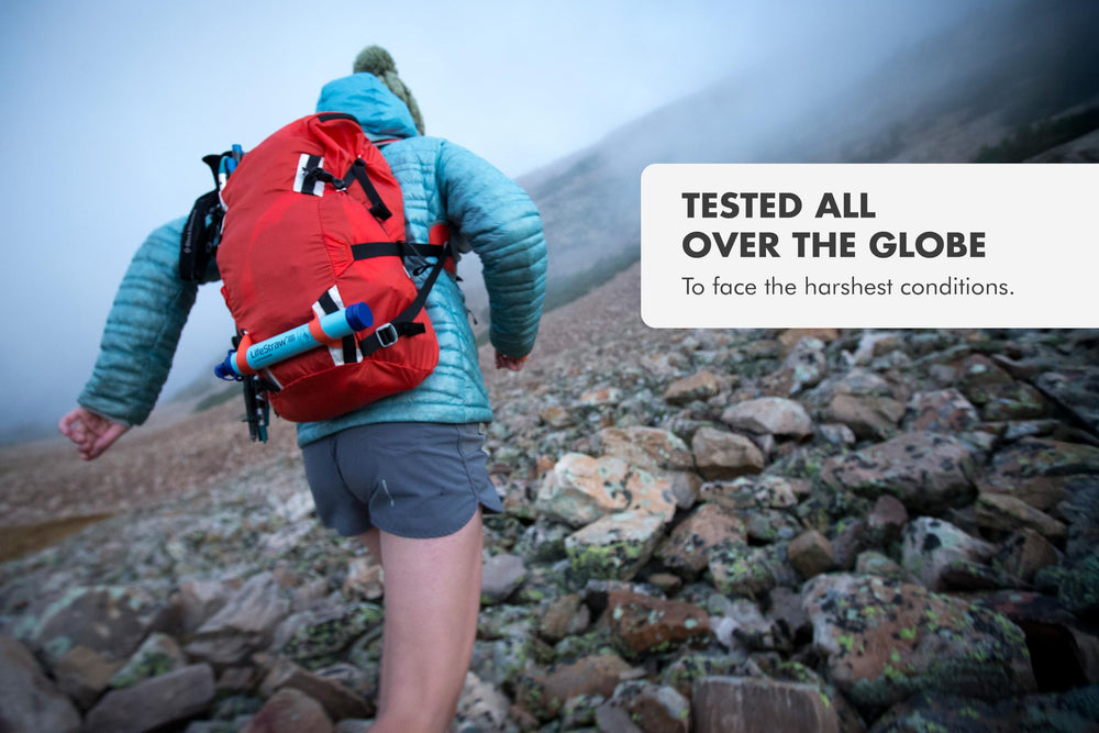 LifeStraw en mochila durante senderismo, imprescindible en ruta
