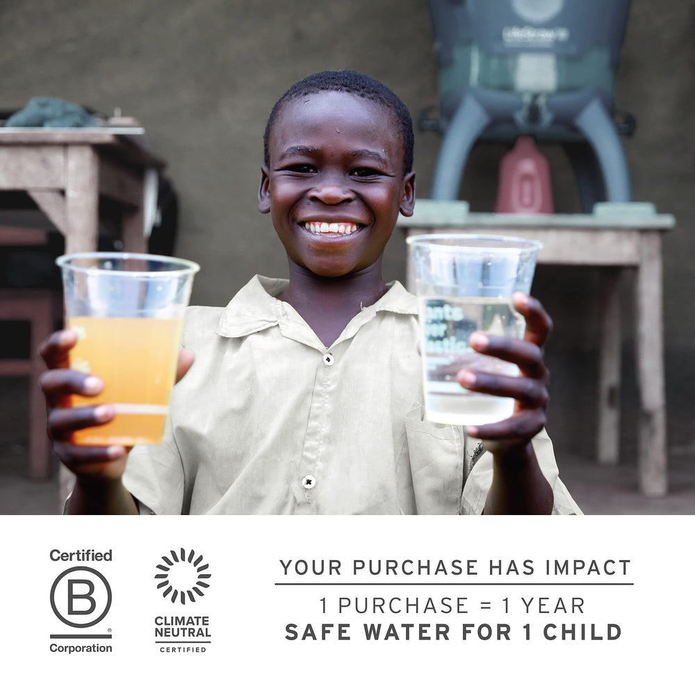 LifeStraw repuesto junto a mano para comparar tamaño y facilitar reemplazo