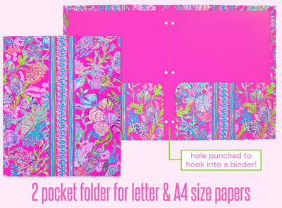 Lilly Pulitzer carpeta en uso sobre escritorio mostrando organización inmediata