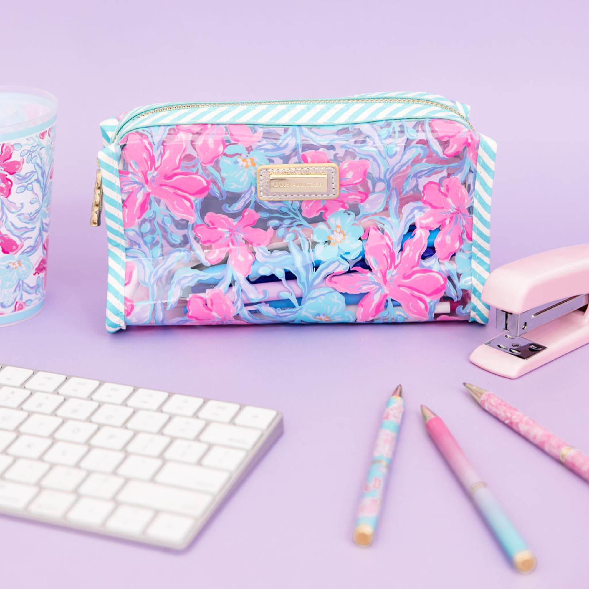 Comparación de tamaño Lilly Pulitzer junto a teléfono para escala