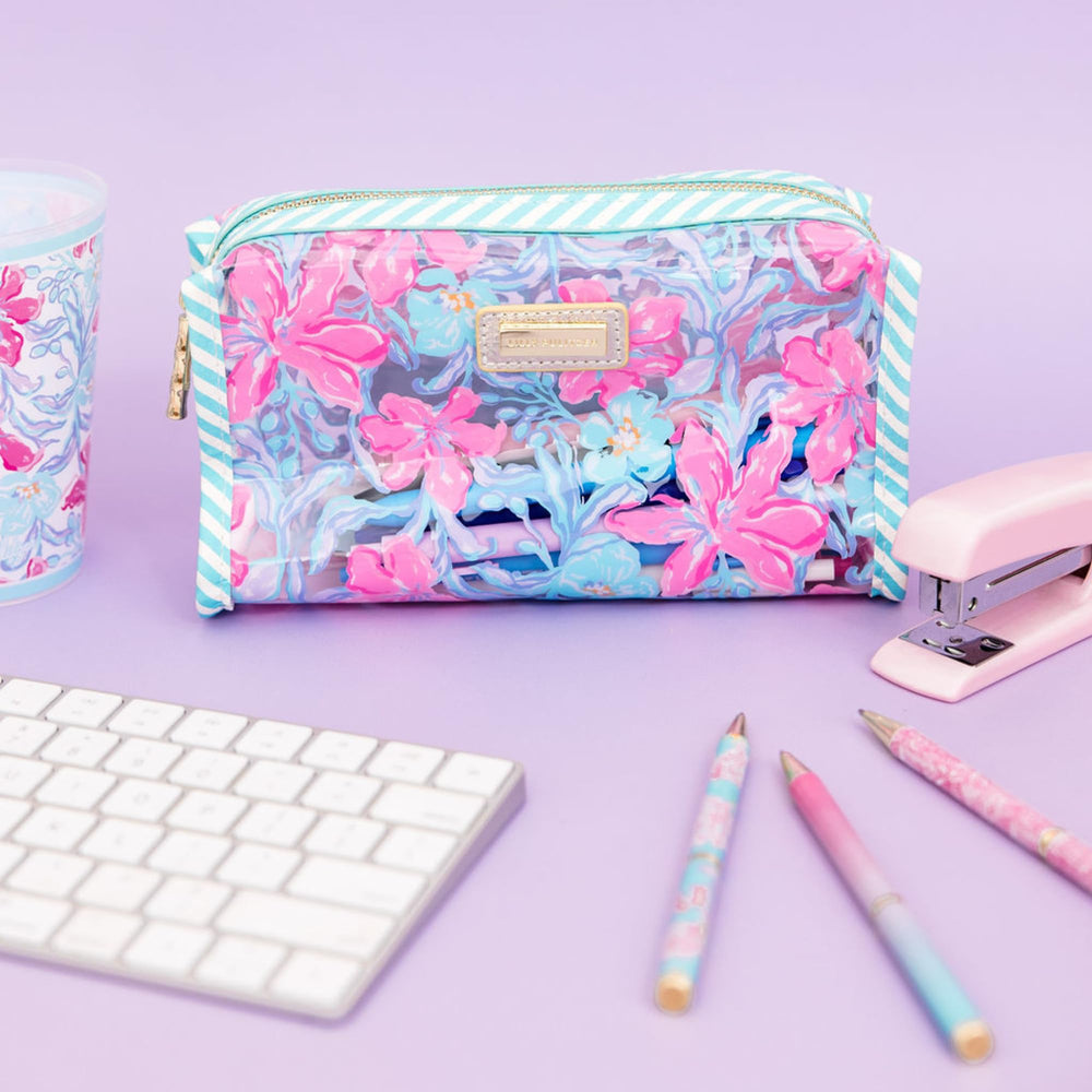 Comparación de tamaño Lilly Pulitzer junto a teléfono para escala