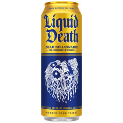 Liquid Death primer plano de espuma y color del té resaltando sabor intenso