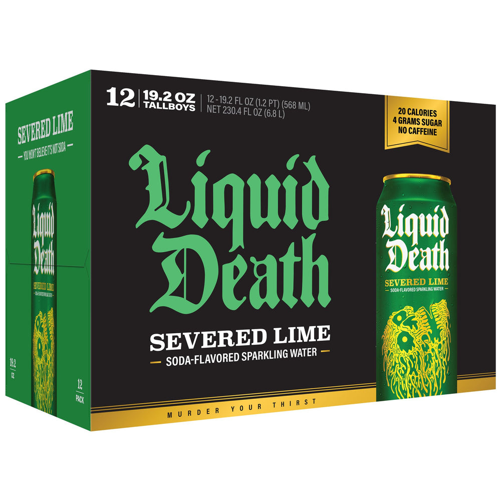 Liquid Death lata en mesa de fiesta servida en vaso, opción social sostenible