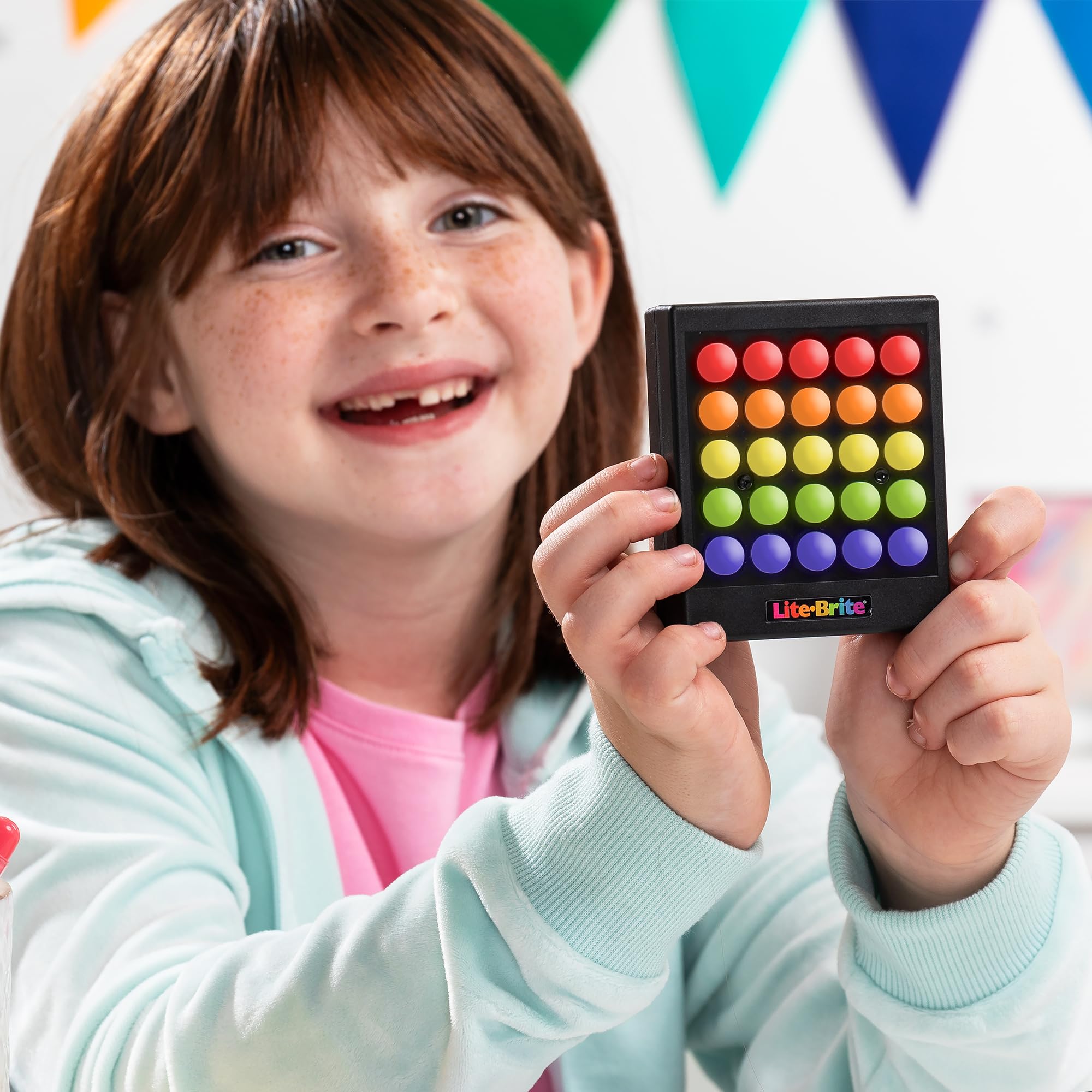 Lite Brite en mano para comparar escala, portátil y fácil de llevar