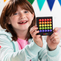 Lite Brite en mano para comparar escala, portátil y fácil de llevar