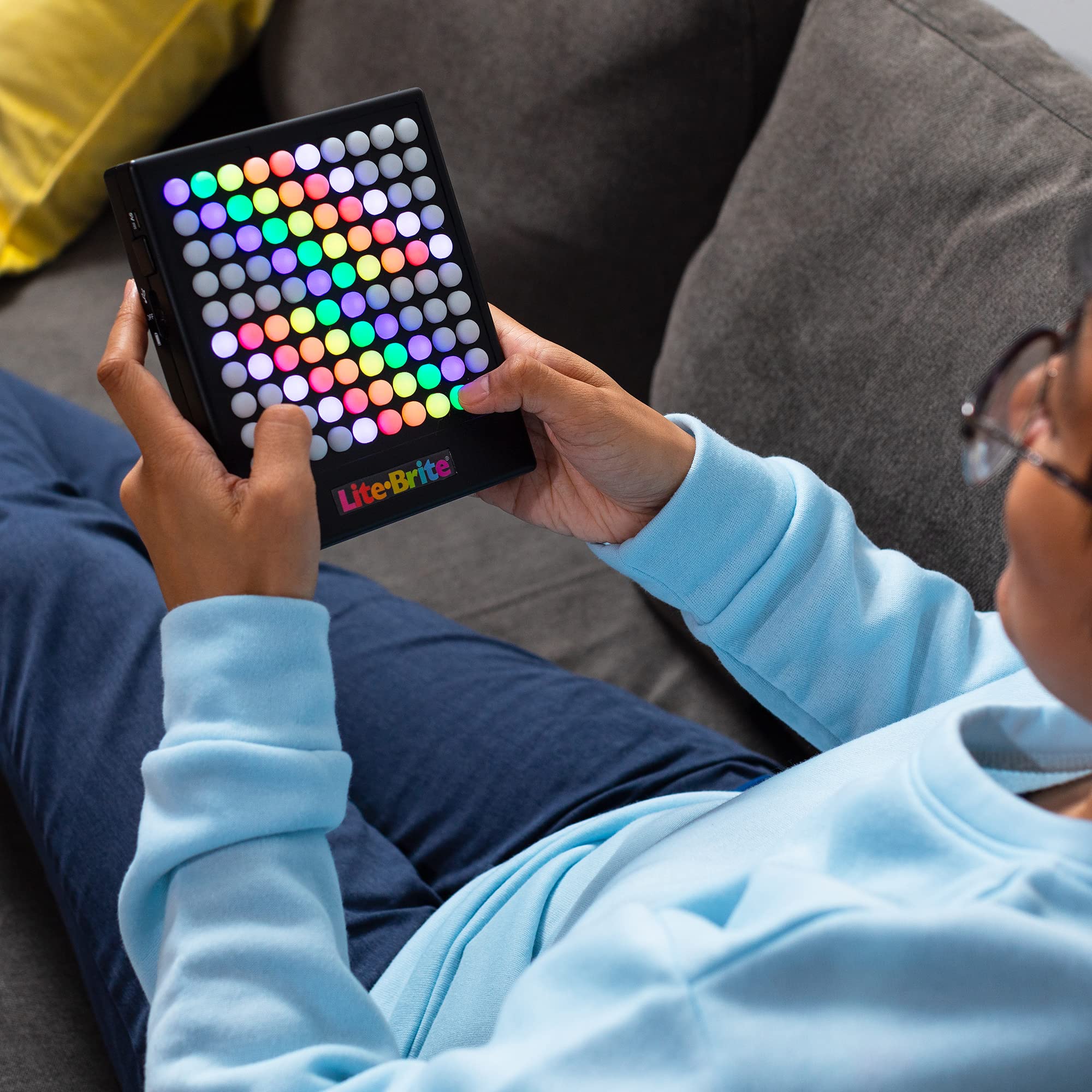Lite Brite primer plano de botones iluminables que facilita cambio rápido de color