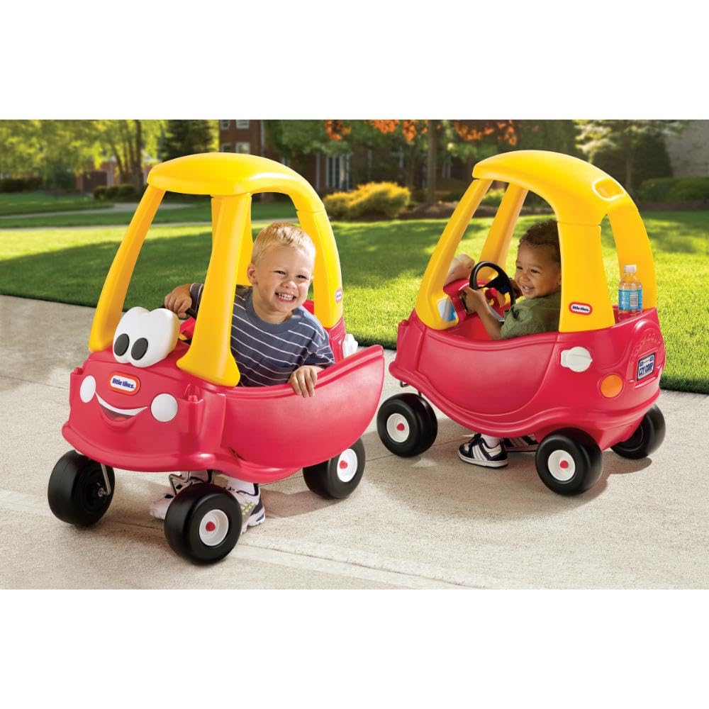 Little Tikes niño conduciendo el Cozy Coupe en jardín fomentando imaginación