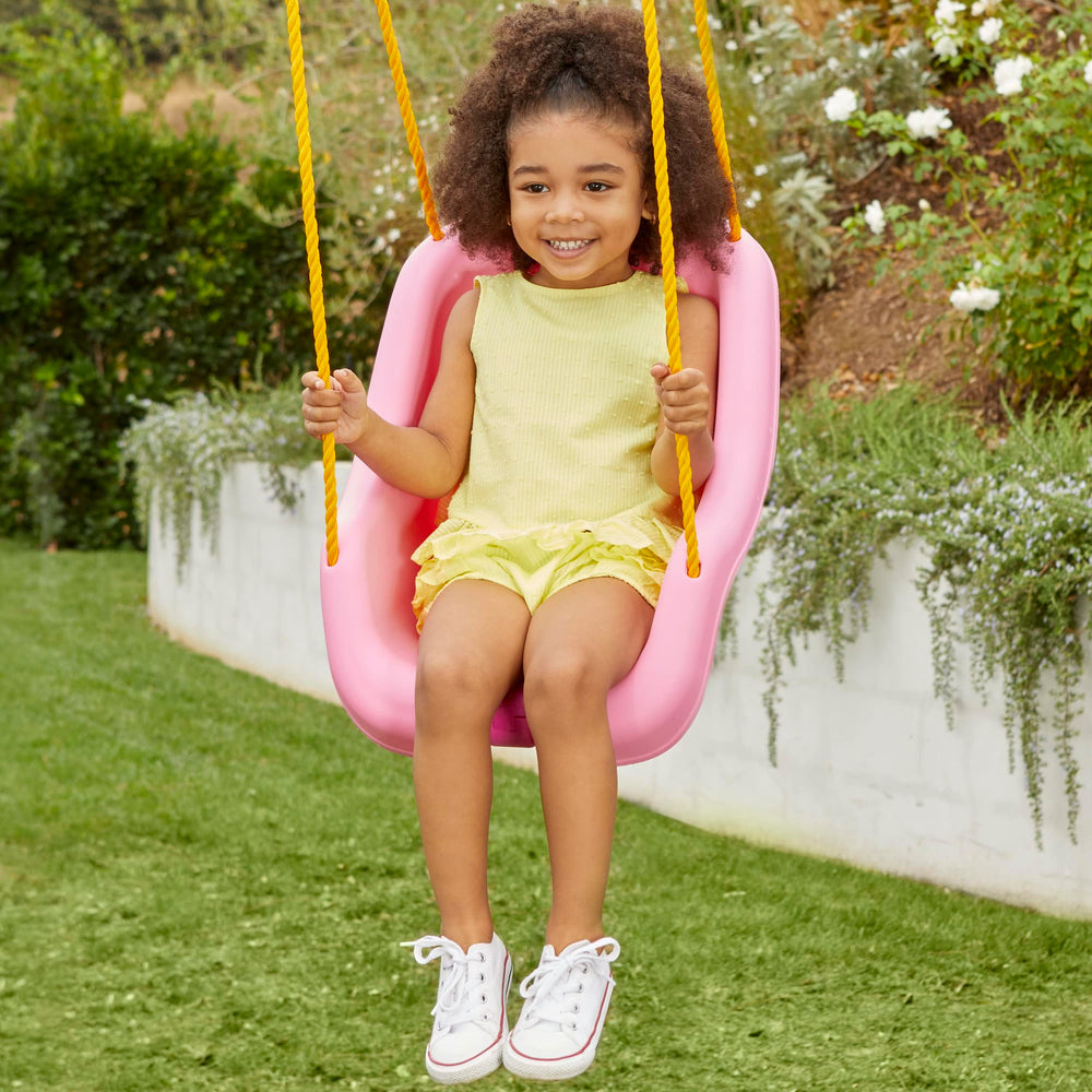 Little Tikes columpio en uso en jardín para juego exterior seguro