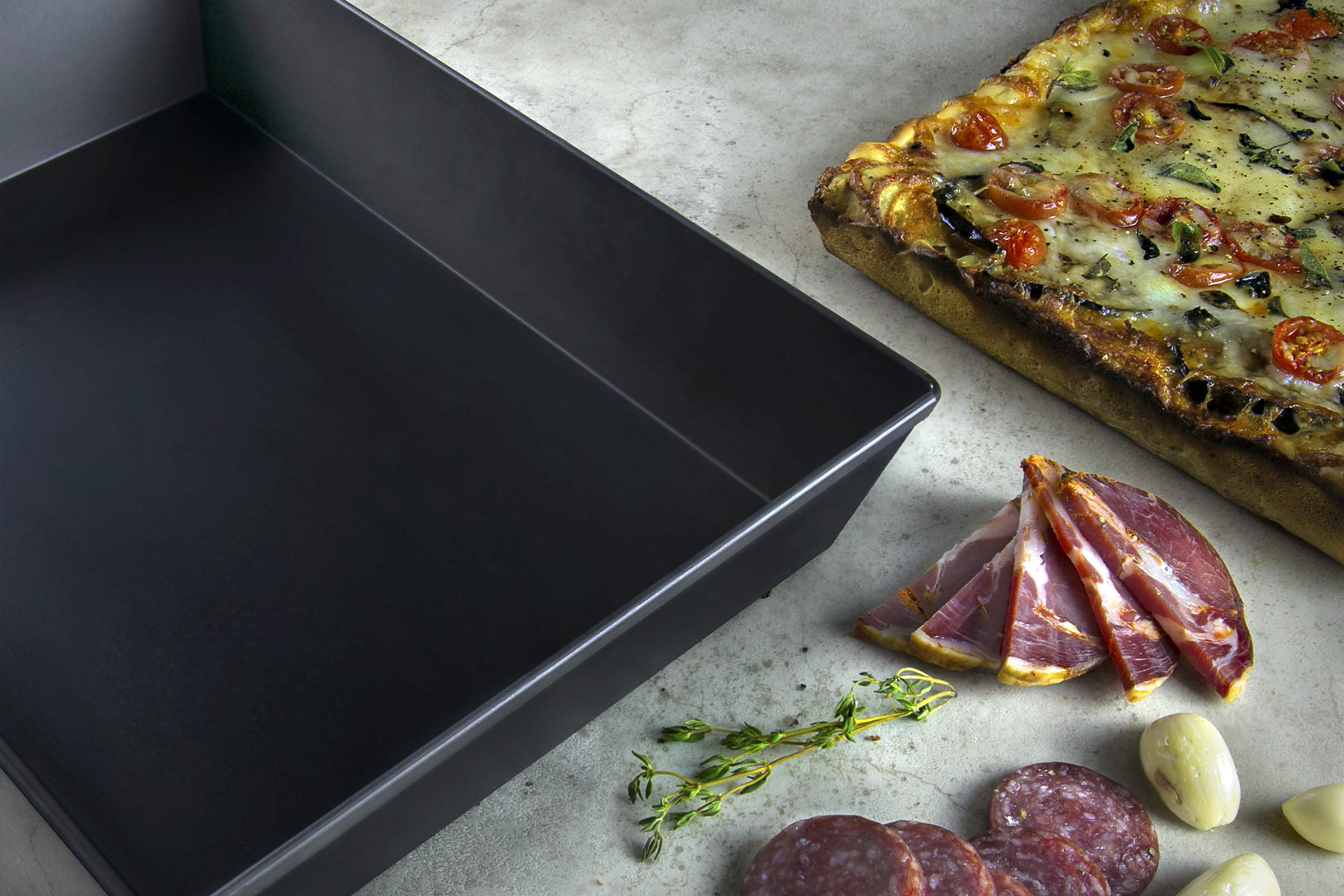 Lloyd Pans molde con pizza horneada dentro, resultado crujiente