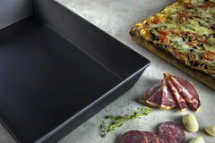 Lloyd Pans molde con pizza horneada dentro, resultado crujiente
