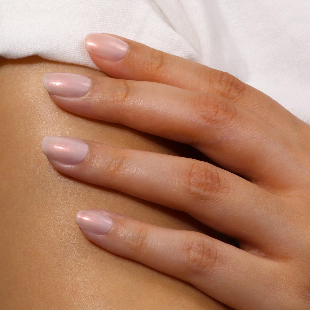 LONDONTOWN manos con manicura Bubble en ambiente cotidiano, look natural y pulido