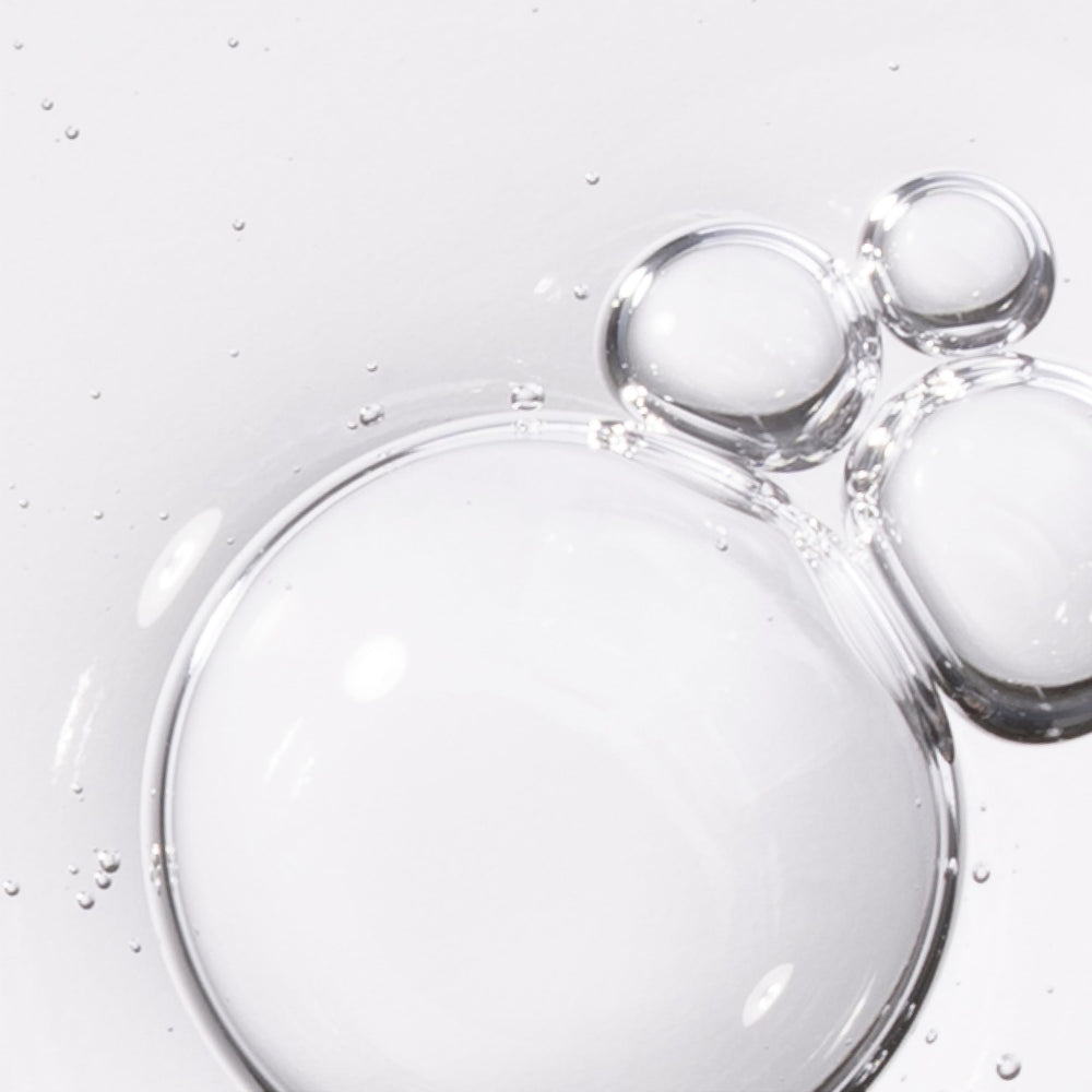 L'Oreal Paris ambientación lifestyle en baño moderno, rutina de cuidado fácil