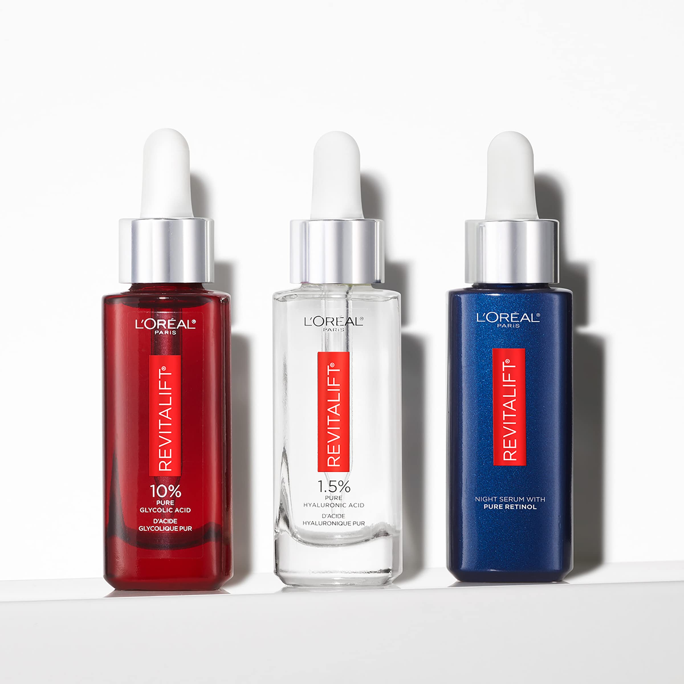 L'Oreal Paris ambiente nocturno con producto listo para la rutina de noche