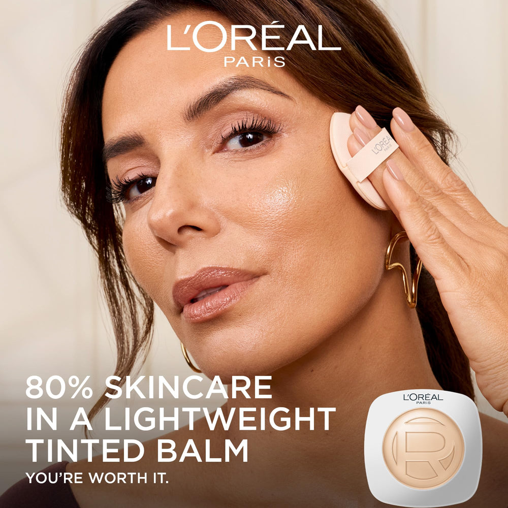 L'Oreal Paris bálsamo en uso sobre rostro, unifica tono y aporta brillo saludable