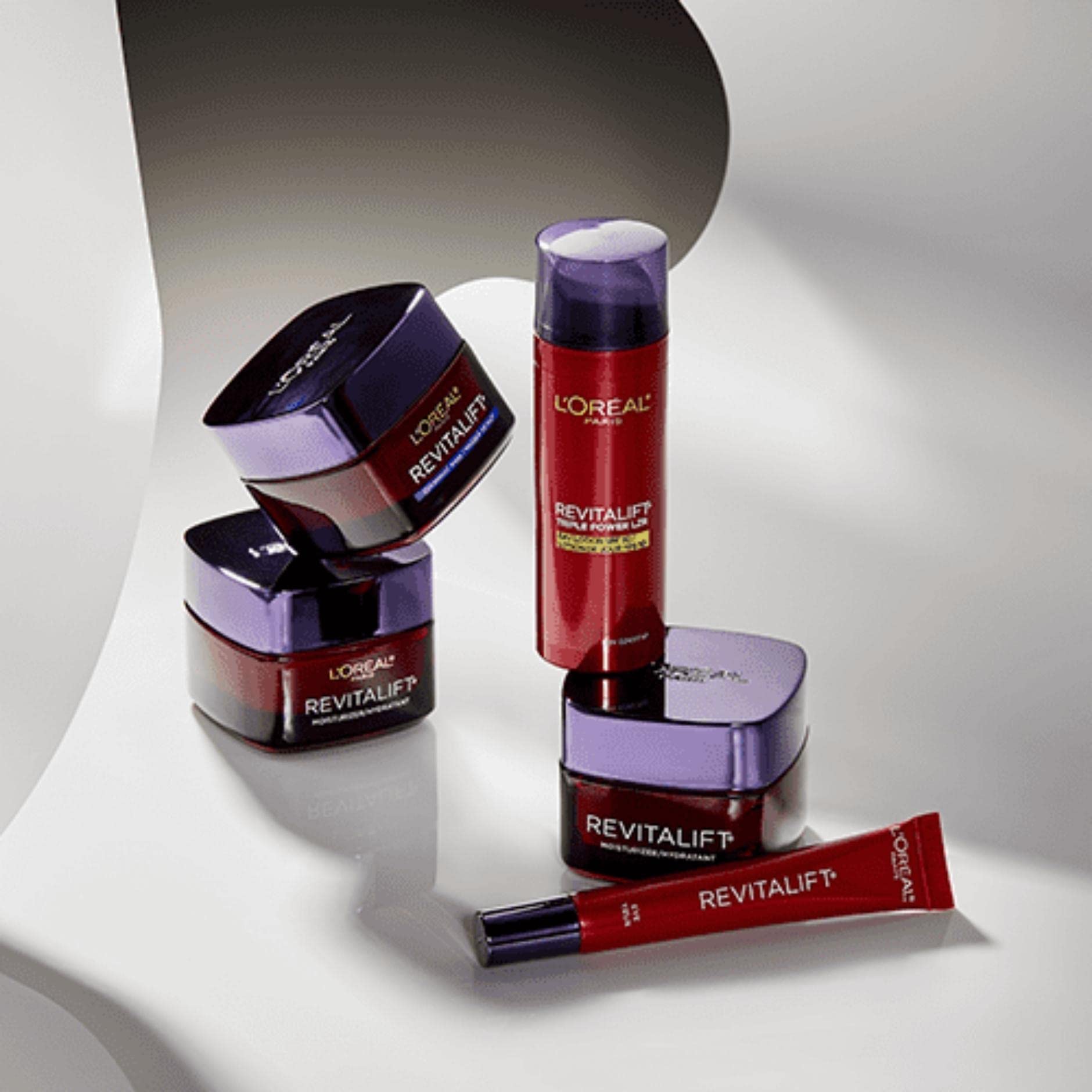 L'Oreal Paris Revitalift junto a sérum y crema para una rutina anti-edad completa