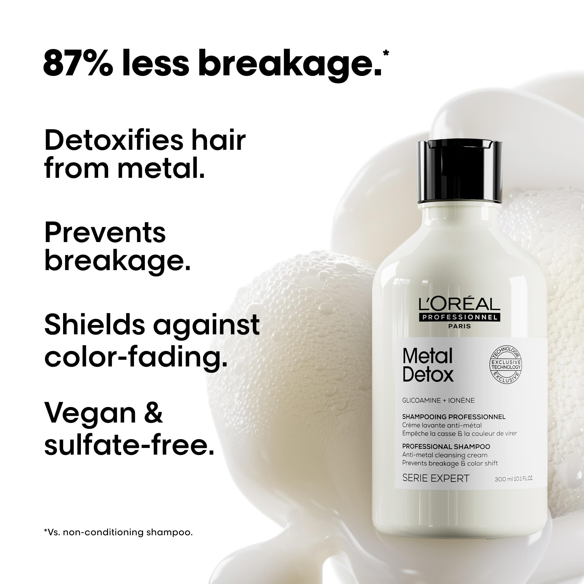 L'Oréal Professionnel aplicando el champú en cabello para detox