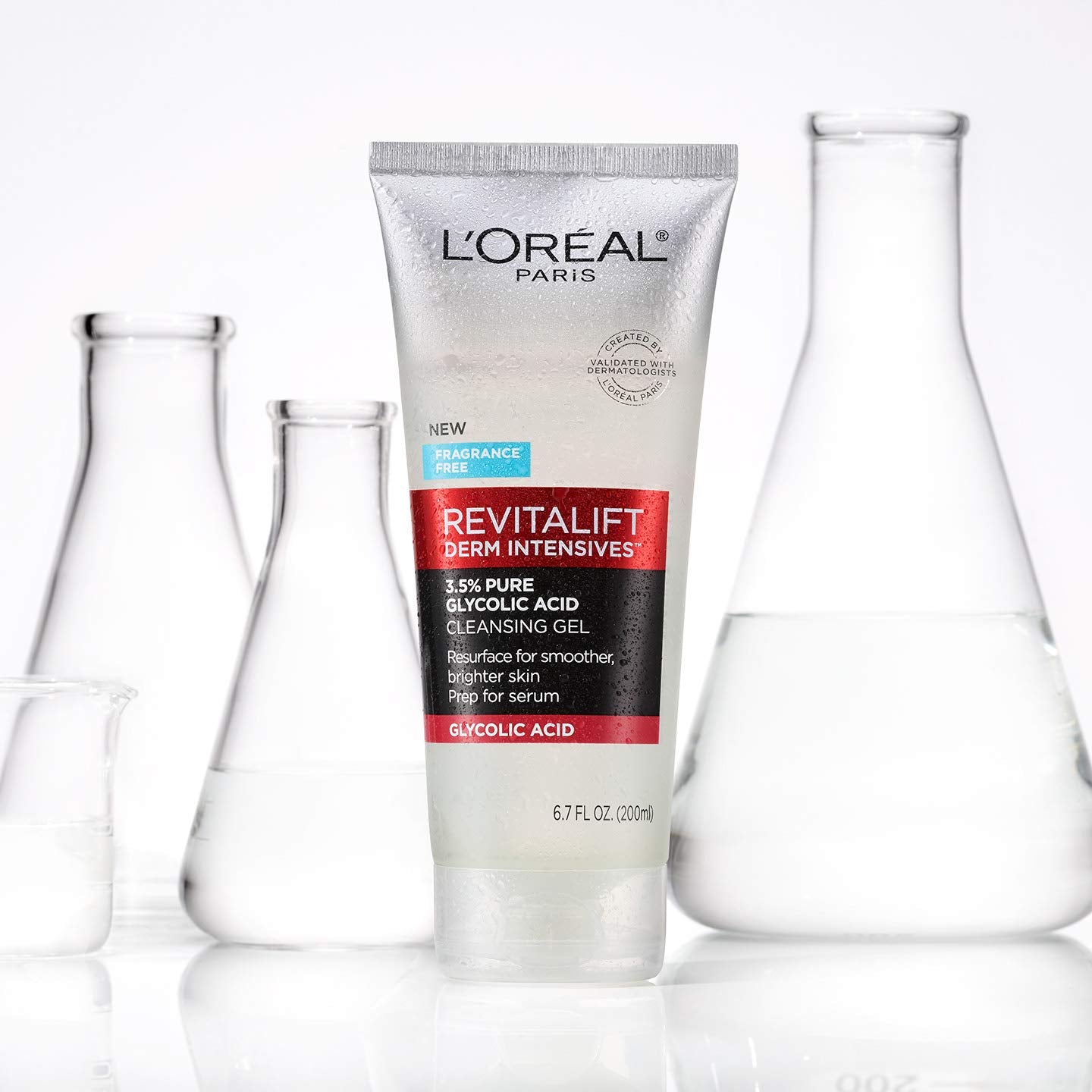 Mujer aplicando L'Oreal Paris Revitalift en el rostro como paso de limpieza diaria
