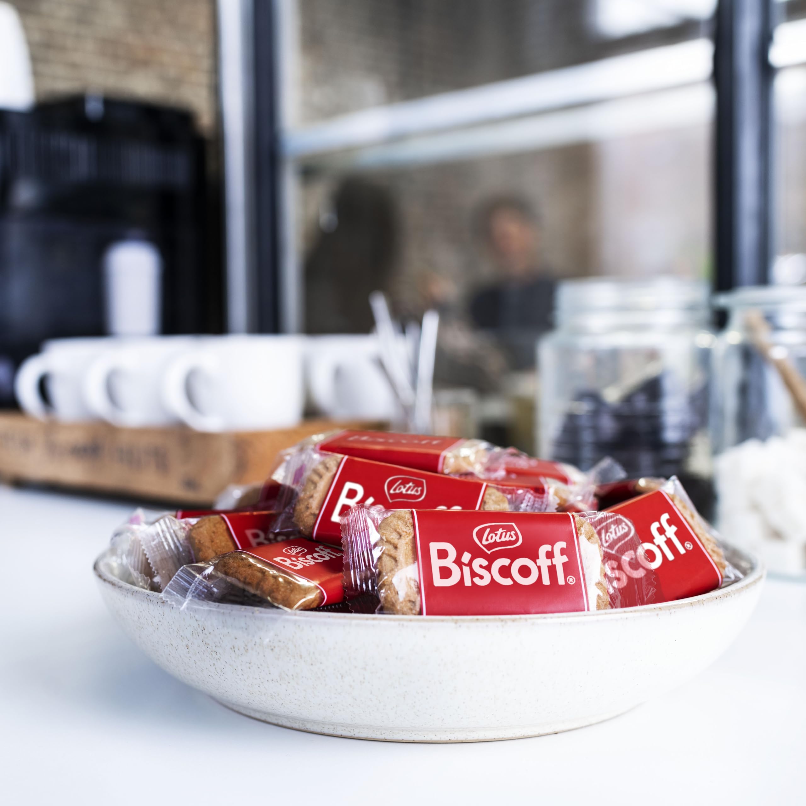 Galleta Lotus Biscoff junto a una moneda para comparar tamaño, muestra porción real