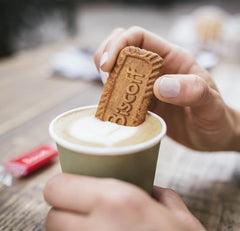 Lotus Biscoff galleta acompañando una taza de café, realza el sabor