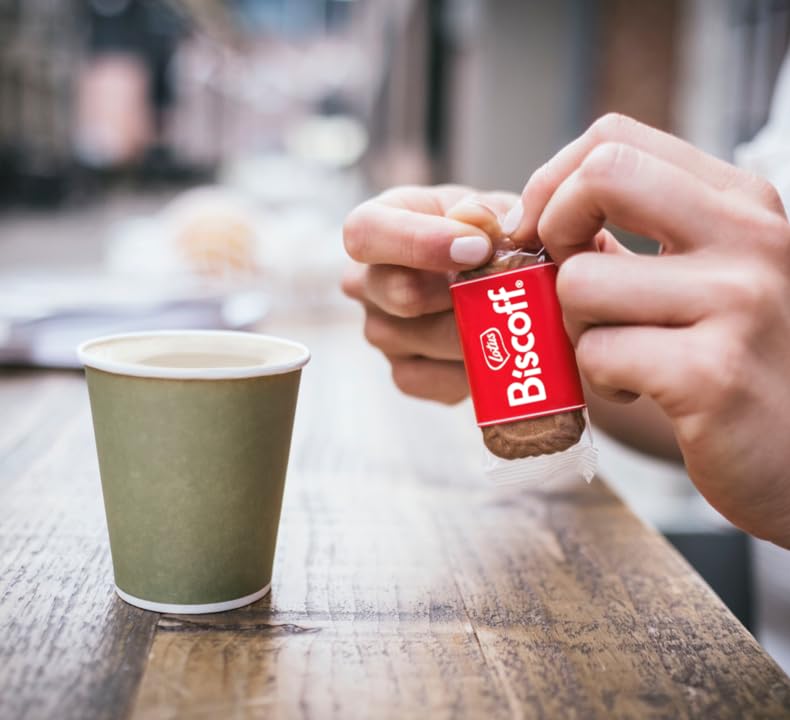 Galletas Lotus Biscoff acompañando una taza de café, realzan la experiencia de sabor
