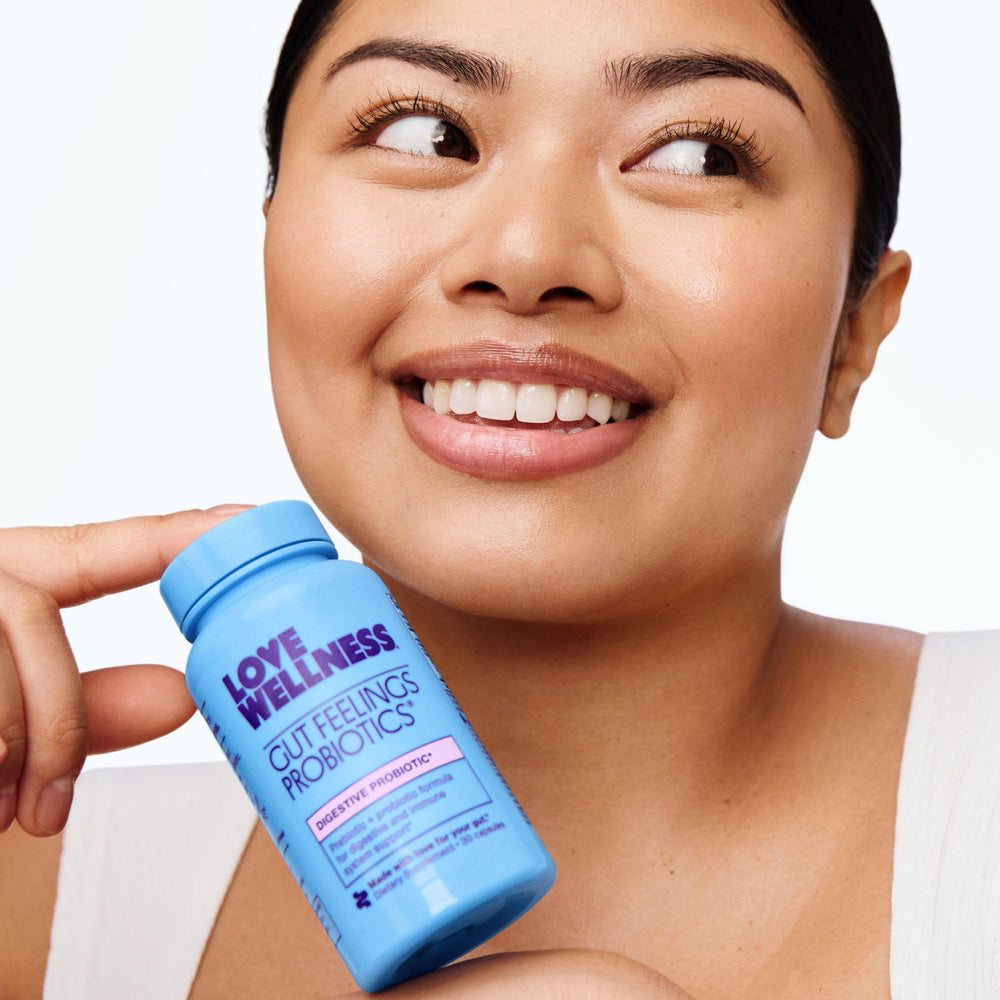 Love Wellness frasco junto a objetos cotidianos para comparar tamaño y porciones
