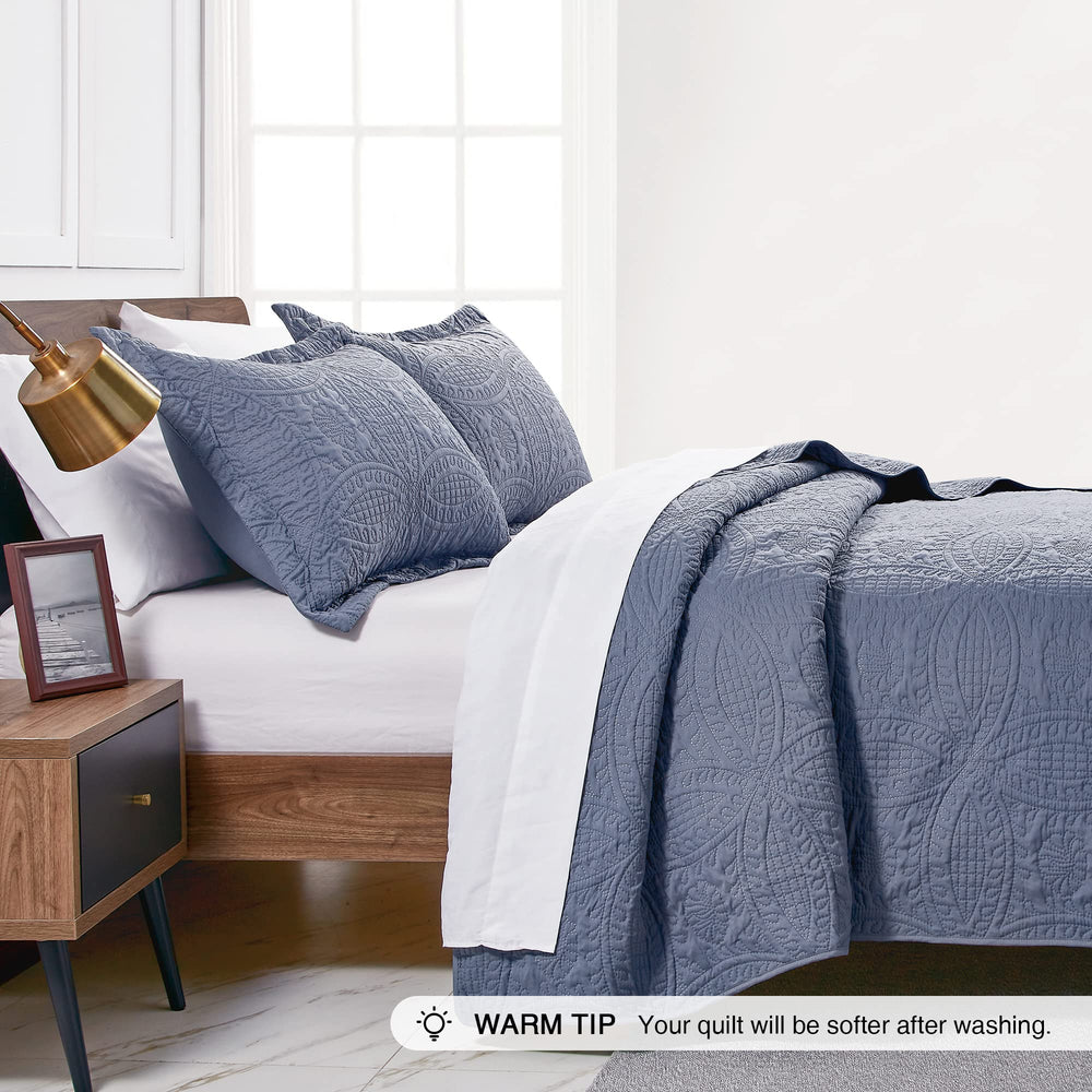 Love's cabin quilt edge and ultrasonic pressing detail showing no loose threads
