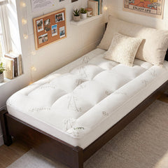 Love's cabin vista frontal del topper y empaque, muestra ajuste elegante