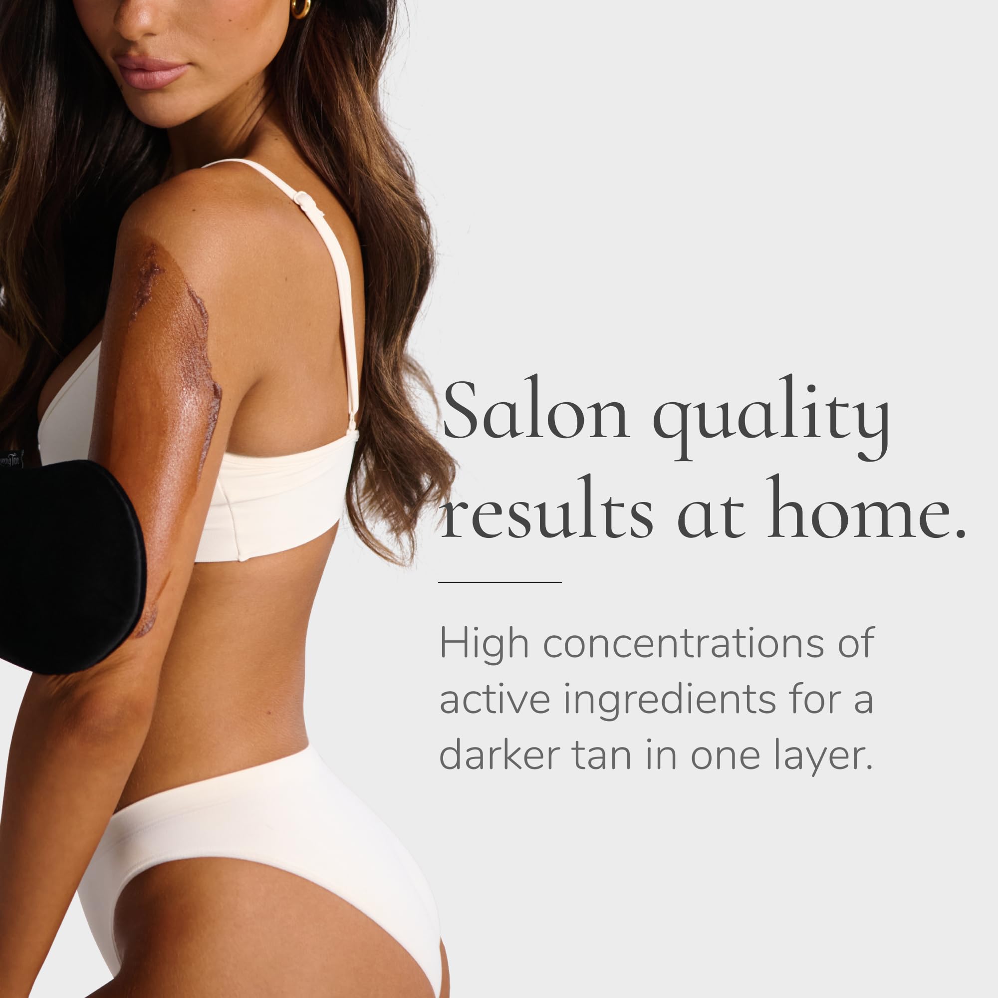 Loving Tan lifestyle en playa luciendo bronceado natural y aspecto saludable