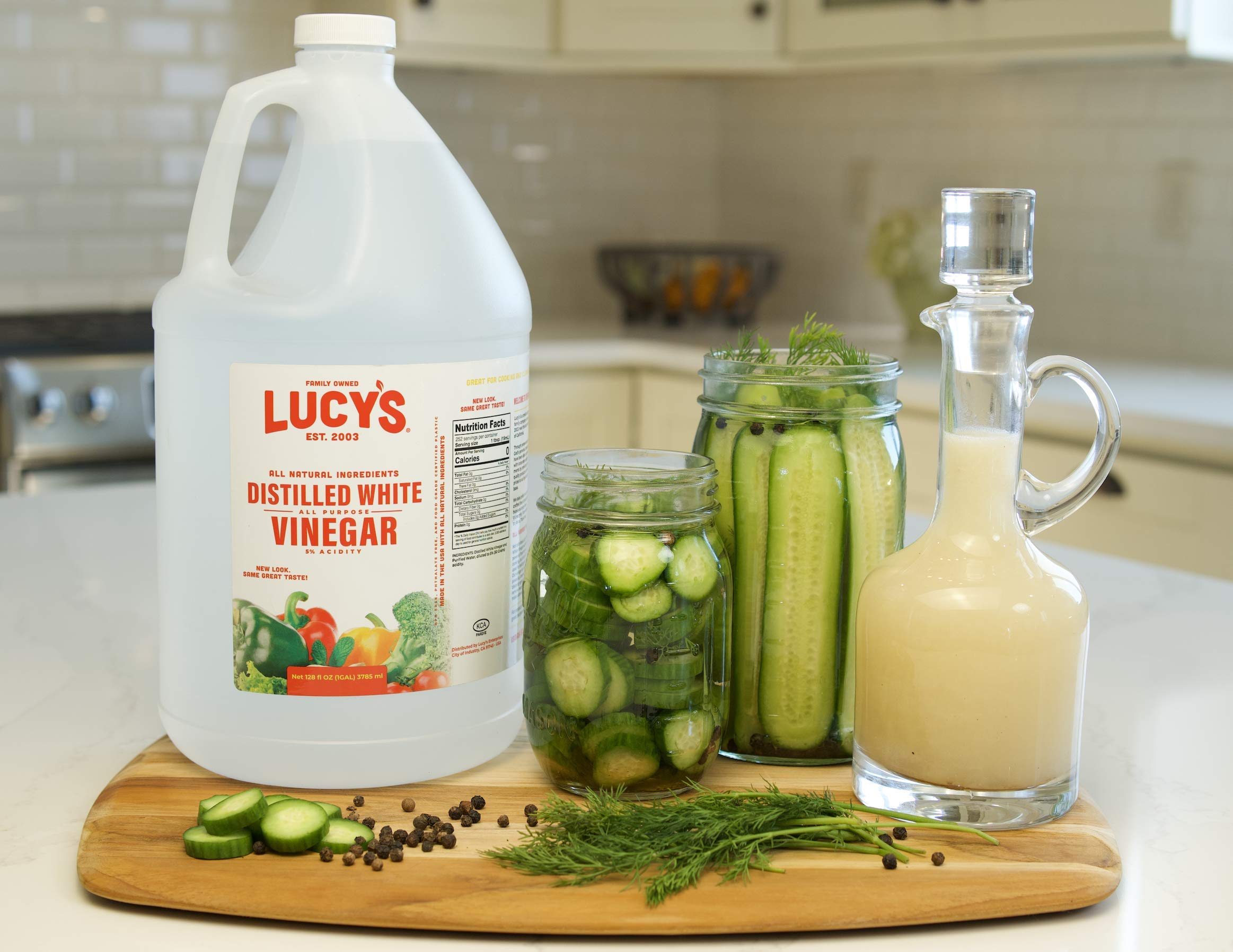 Lucy's junto a ensalada y dips realzando sabores y balanceando aderezos