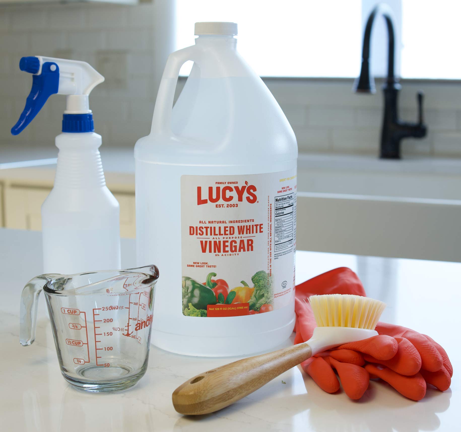 Lucy's comparación de tamaño con mano para entender la escala del producto
