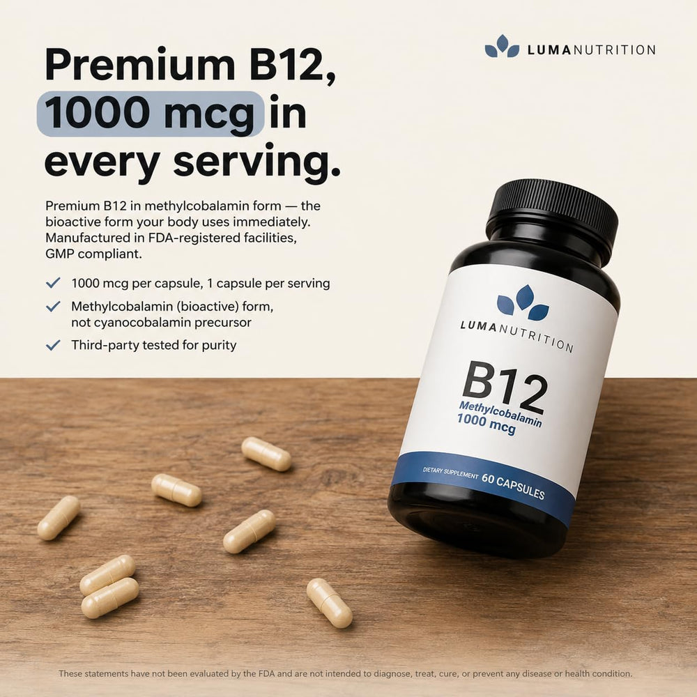Cápsula abierta de Luma Nutrition B12 mostrando polvo fino para sensación de pureza