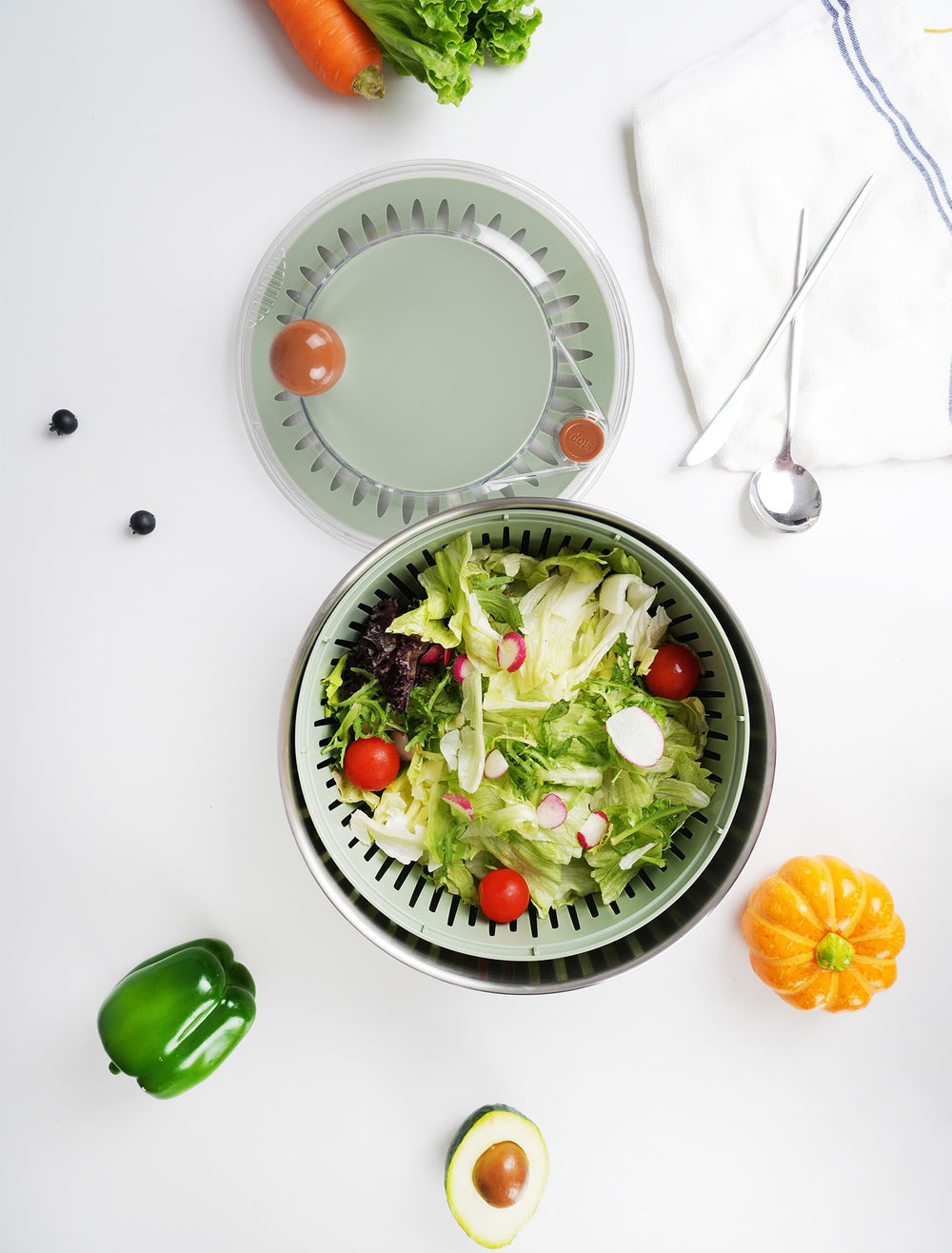 Lunememo centrifugadora en uso mientras se preparan hojas frescas