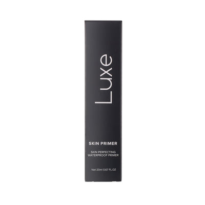 LUXE producto en una rutina de belleza matutina añadiendo hidratación y primer