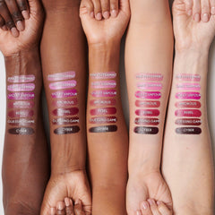 MAC modelo aplicando Pink Peppermint para un look satinado y favorecedor