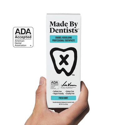Made by Dentists persona cepillando dientes para reducir sensibilidad