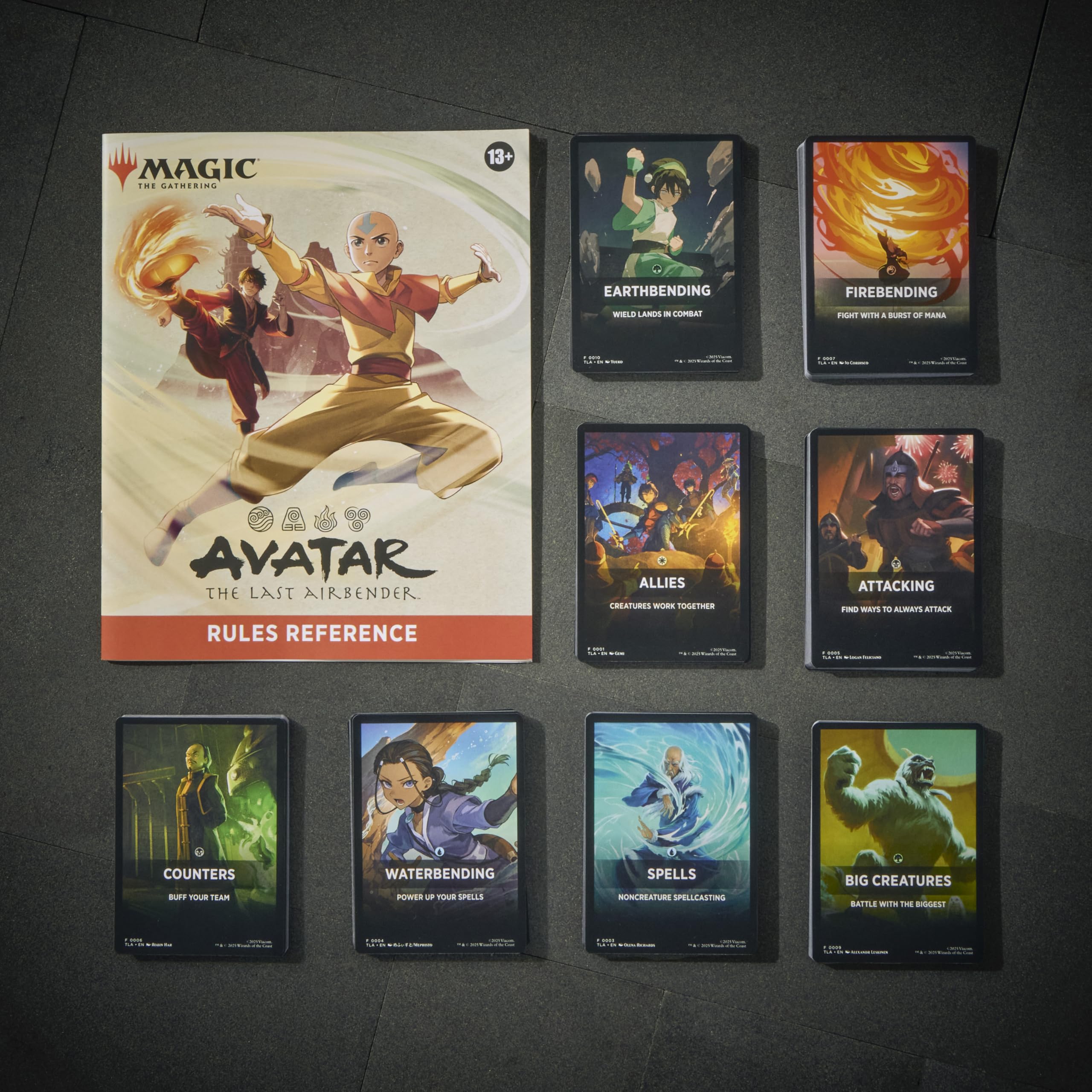 Magic: The Gathering comparación de tamaño con una mano para mostrar escala real del contenido