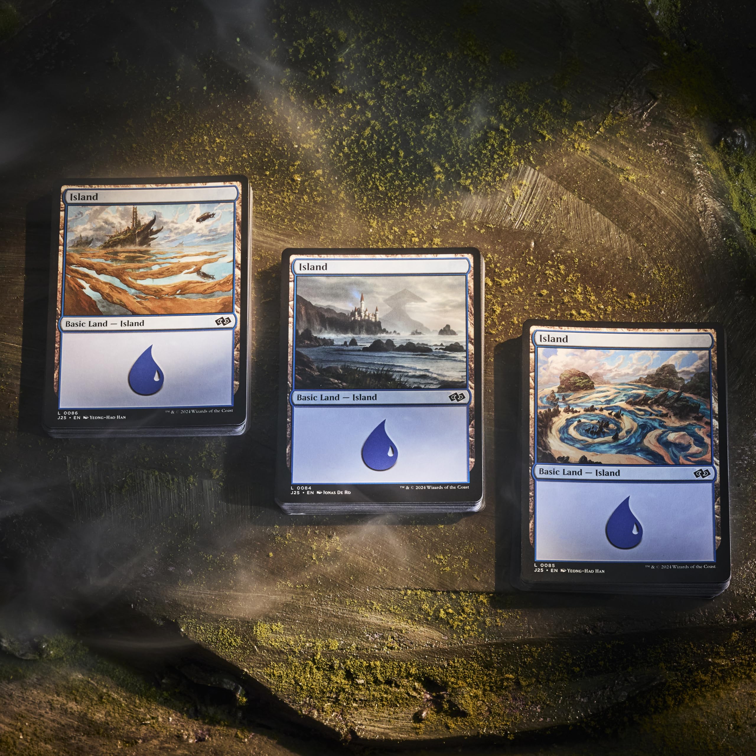 Magic: The Gathering mazos y tierras en mesa, ideal para noches de juego