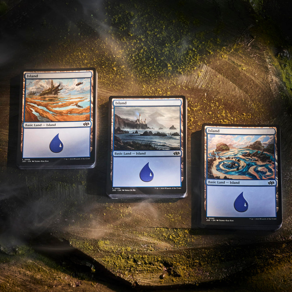 Magic: The Gathering mazos y tierras en mesa, ideal para noches de juego