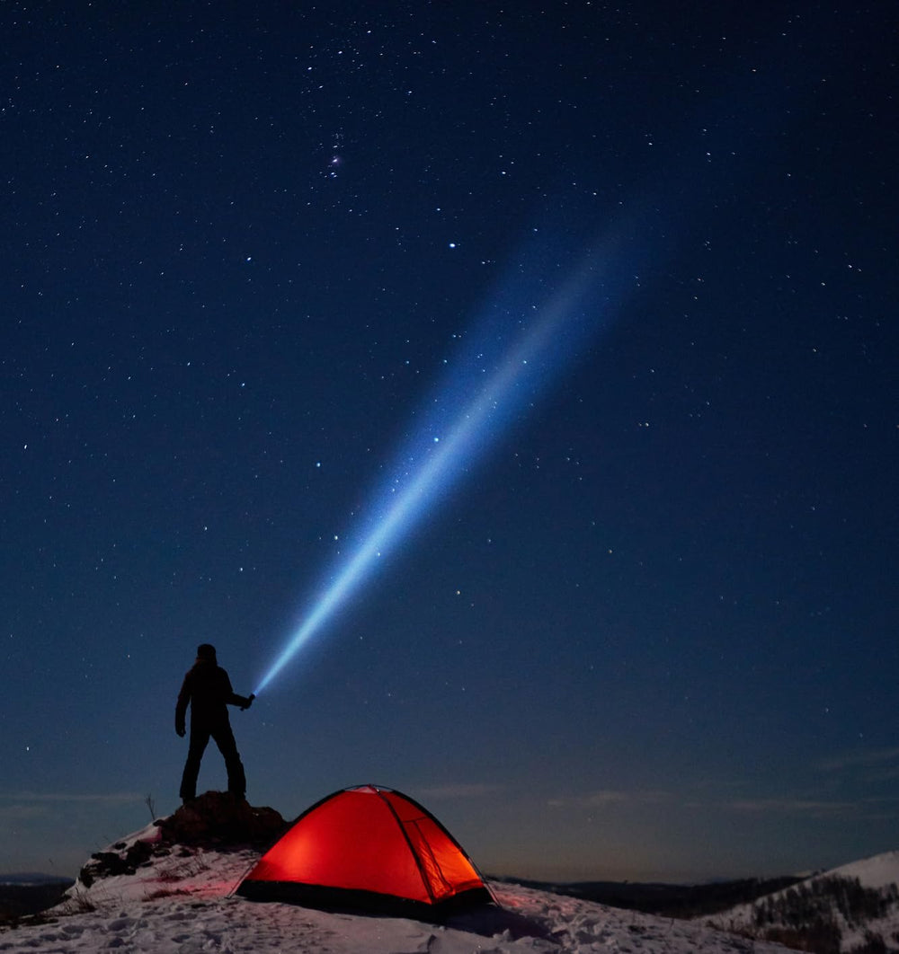 MagLite uso en campamento iluminando sendero y facilitando seguridad