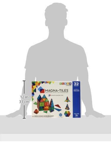 MAGNA-TILES piezas apiladas en manos infantiles para demostrar tamaño y agarre