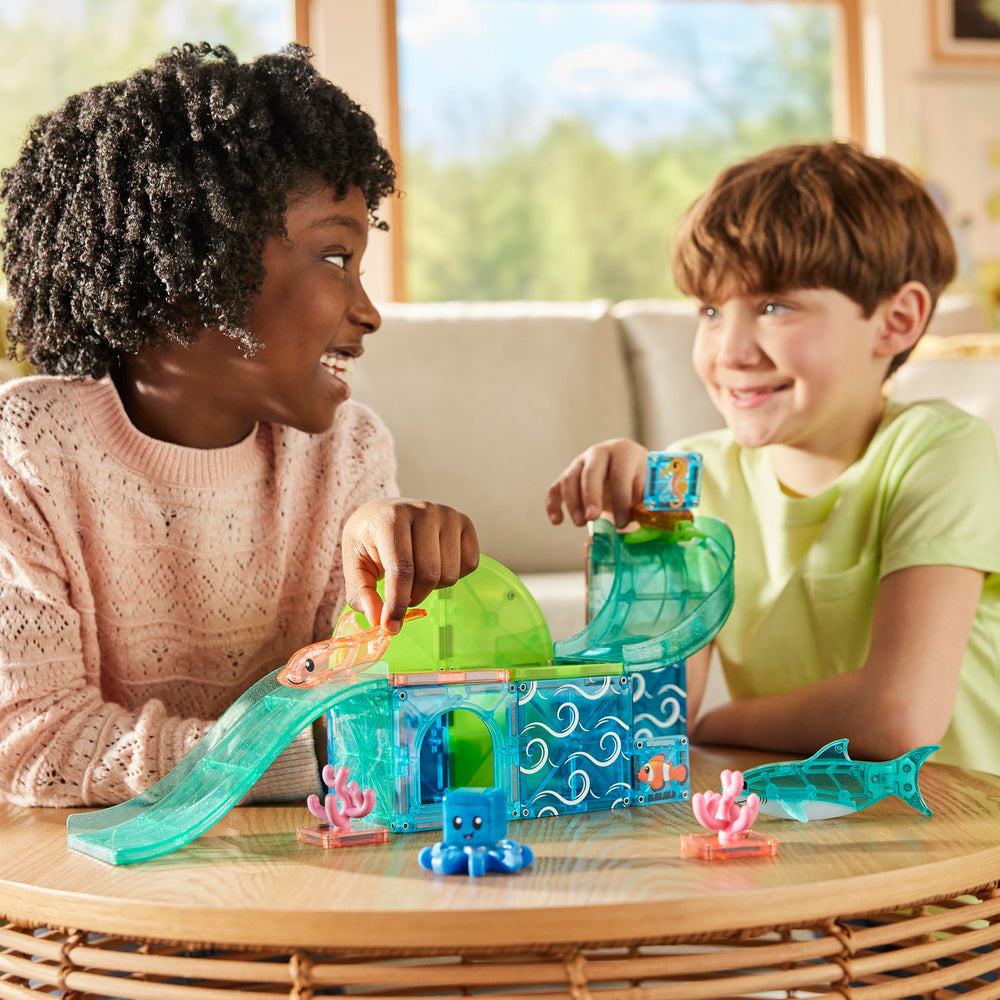 MAGNA-TILES comparación de tamaño con mano para escala, muestra adecuada edad 3+